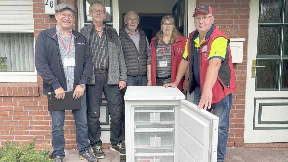 (Von links) Hans Kremer, Gerfried Harms, Manfred Müller, Johanna Riedel und Günter Drieling bei der Übergabe des neuen Kühlschranks. Foto: Spindler