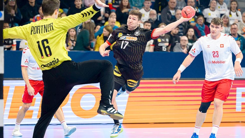 War bester deutscher Werfer beim Sieg der deutschen Handballer gegen die Schweiz: Lukas Zerbe Foto: Marco Wolf/dpa