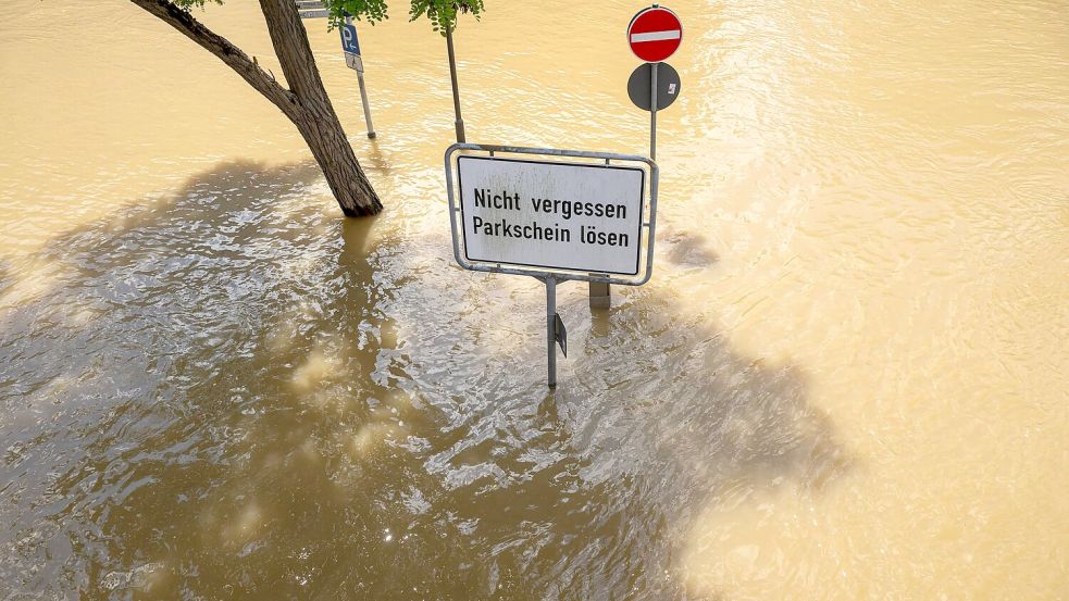 Nach heftigen Regenfällen sind im Juni Straßen in Passau überflutet (Archivbild) Foto: Peter Kneffel/dpa