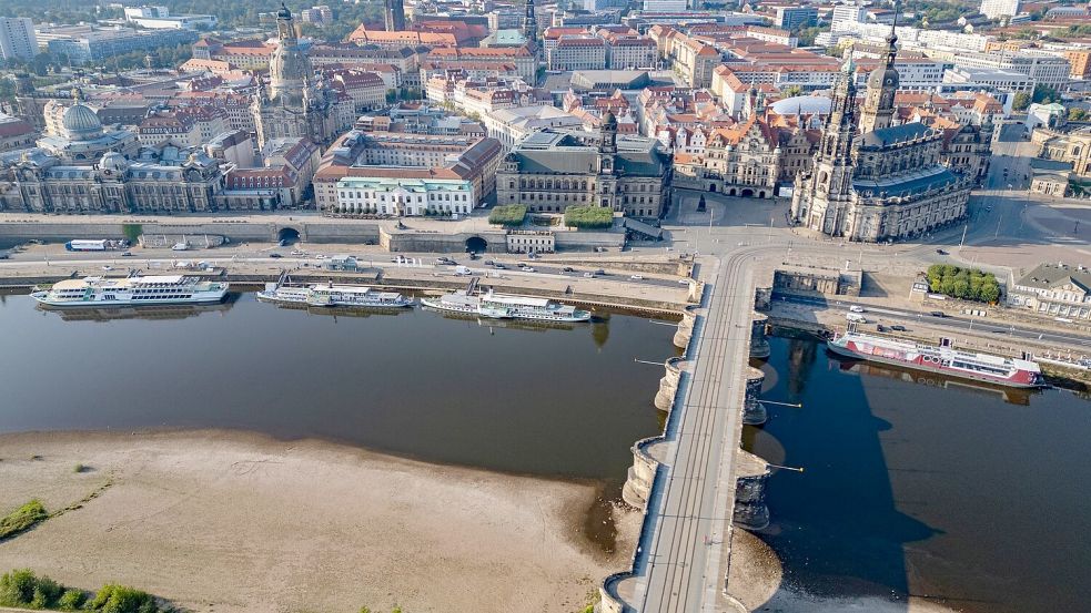 Der Pegelstand der Elbe in Dresden betrug im August nur 80 Zentimeter. (Archivbild) Foto: Robert Michael/dpa