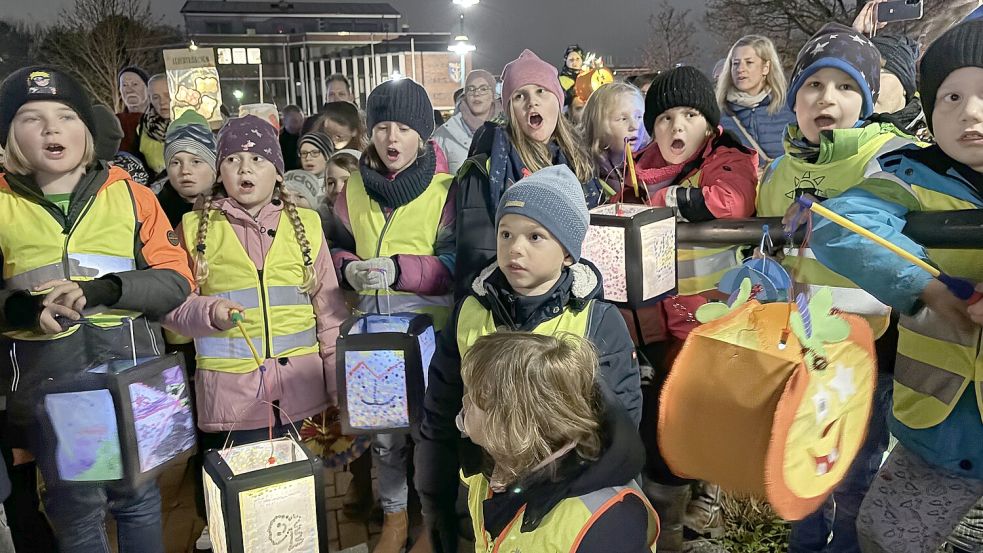 Die Kinder sangen vor der Volksbank in Westrhauderfehn Laternen-Lieder. Foto: Janßen