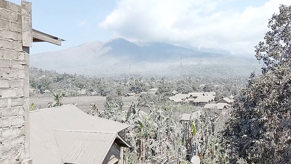 Die ganze Region ist seit Tagen von einer dicken Ascheschicht bedeckt. Foto: Uncredited/AP/dpa