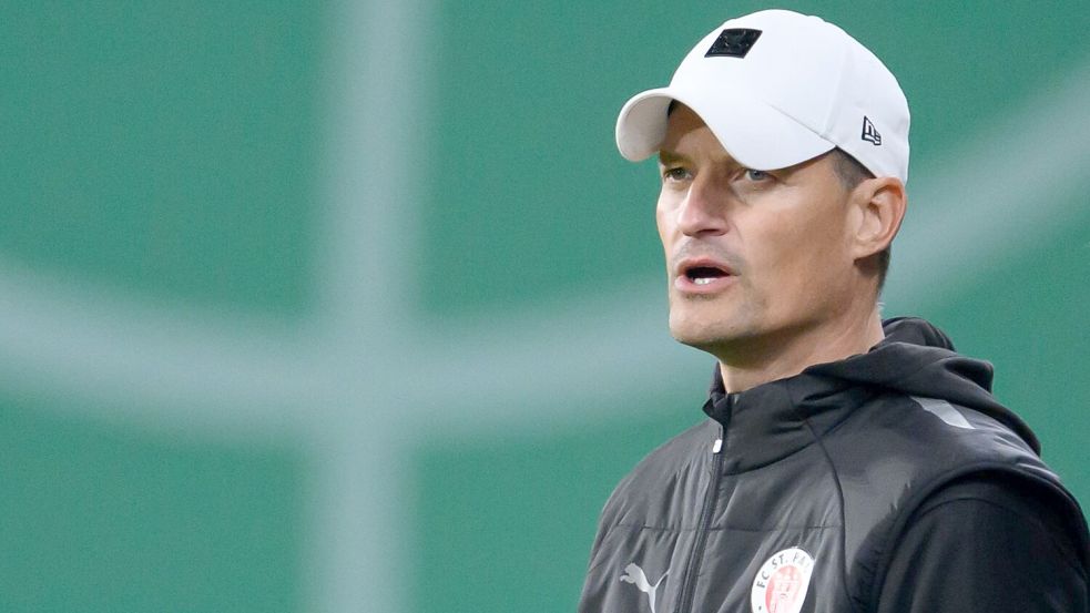 Doppelte Freude vor dem Bayern-Spiel: FC St. Paulis Trainer Alexander Blessin. Foto: Hendrik Schmidt/dpa