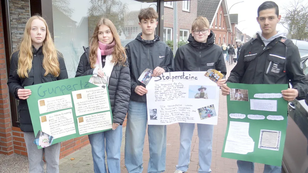 Mit selbst angefertigten Plakaten erinnerten die beteiligten Schüler und Schülerinnen an den Holocaust, die Geschichte der jüdischen Familien aus Rhauderfehn und erläuterten noch einmal den Hintergrund der Stolpersteine. Fotos: Weers