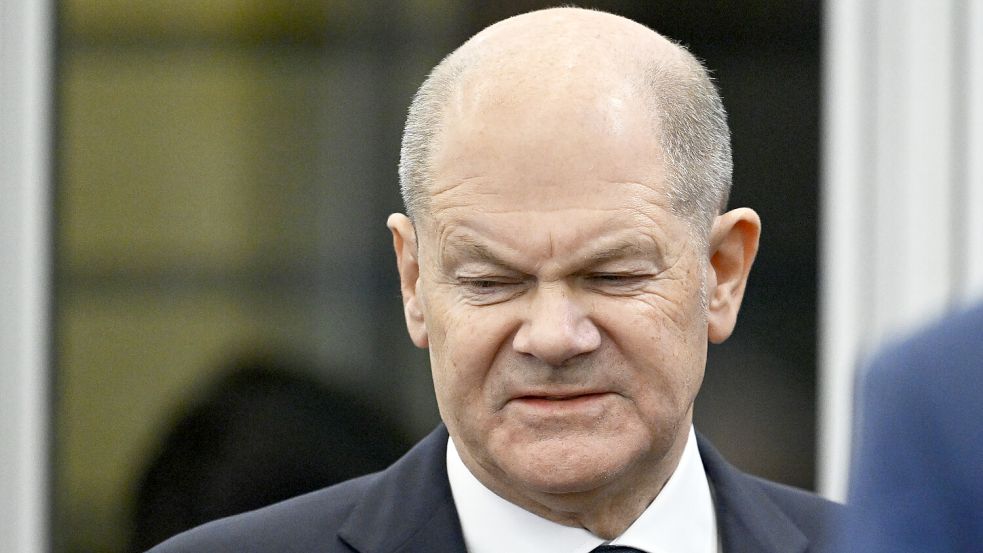 Kanzler Olaf Scholz will erst im Januar die Vertrauensfrage stellen. Das sorgt für Kritik. Foto: DPA/AP/Denos Erdos