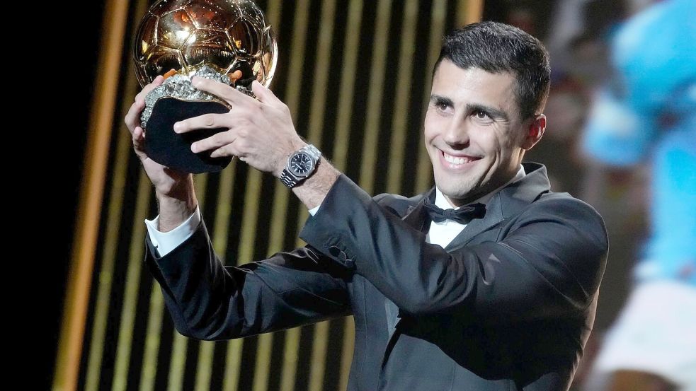 Rodri ließ sich für die Auszeichnung mit dem Ballon d’Or feiern. (Archivbild) Foto: Michel Euler/AP