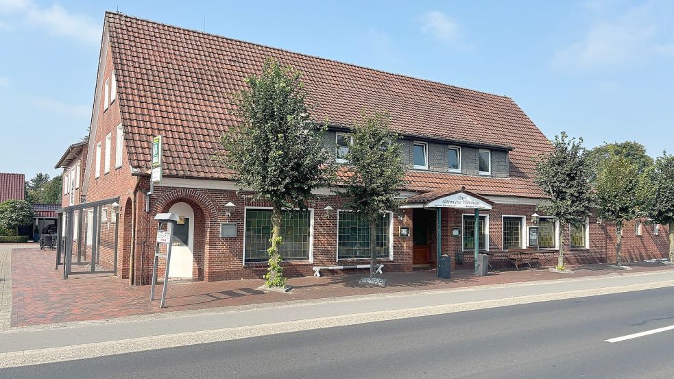 Noch steht der bisherige Name „Das ehrenwerte Wirtshaus" an der Gaststätte an der Papenburger Straße in Flachsmeer. Der neue Name lautet "Gasthuus up Dörp". Foto: Ammermann