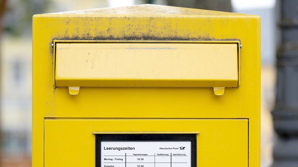 Blick auf einen Briefkasten der Deutschen Post. Foto: Hendrik Schmidt/dpa