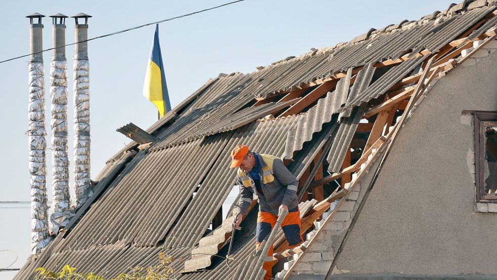 Immer wieder werden private Wohnhäuser durch Drohnenangriffe beschädigt (Archivbild). Foto: ---/Ukrinform/dpa