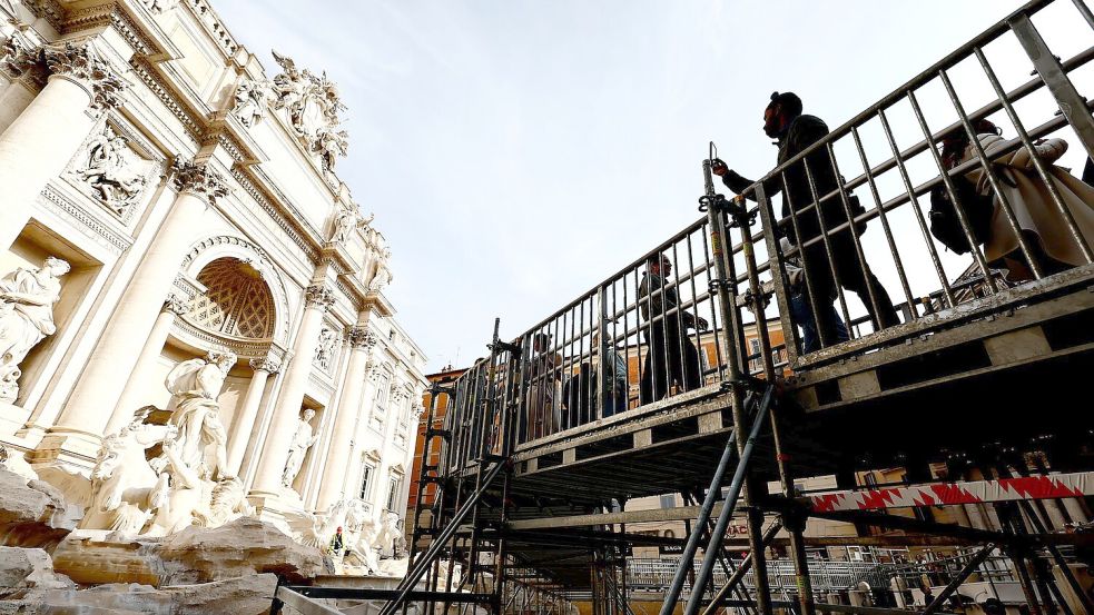 Der hufeisenförmige Steg führt Besucher vorbei an der Fassade aus Marmor und Travertin. Foto: Cecilia Fabiano/LaPresse via ZUMA Press/dpa