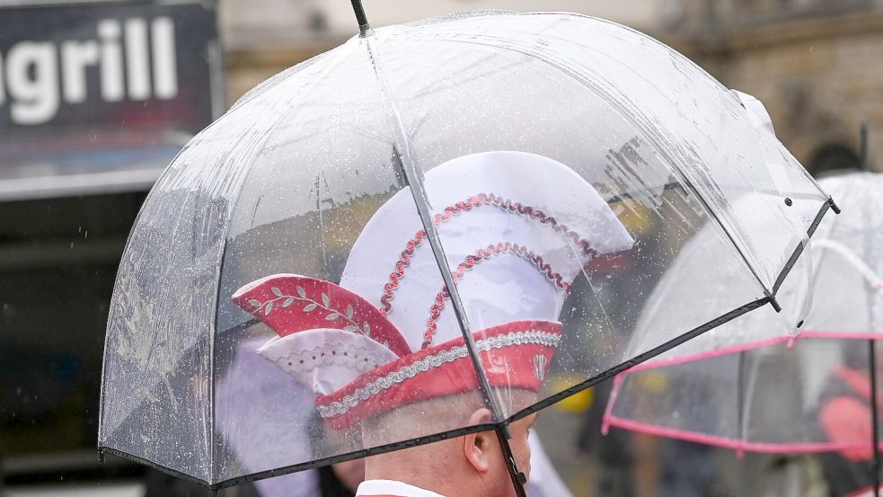 Zu Beginn der „Fünften Jahreszeit“ müssen Menschen in vielen Regionen Deutschlands mit Regen rechnen. (Symbolbild) Foto: Heiko Rebsch/dpa