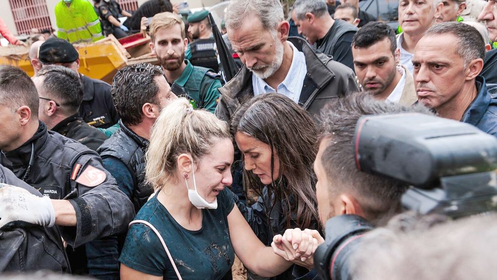 König Felipe und Königin Letizia sprachen in Paiporta mit Menschen. (Archivbild) Foto: Carlos Luján/EUROPA PRESS/dpa