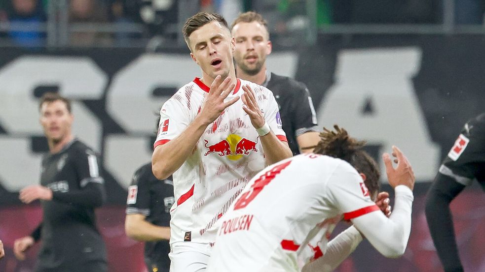 Christoph Baumgartner und Yussuf Poulsen (r.) ärgern sich über eine vergebene Chance. Foto: Jan Woitas/dpa