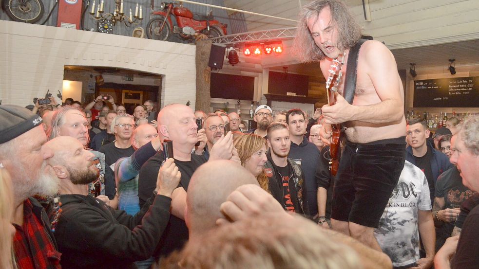 „Dirty Deeds“ rockte im Musik-Café Marienheil so richtig ab. Fotos: Weers