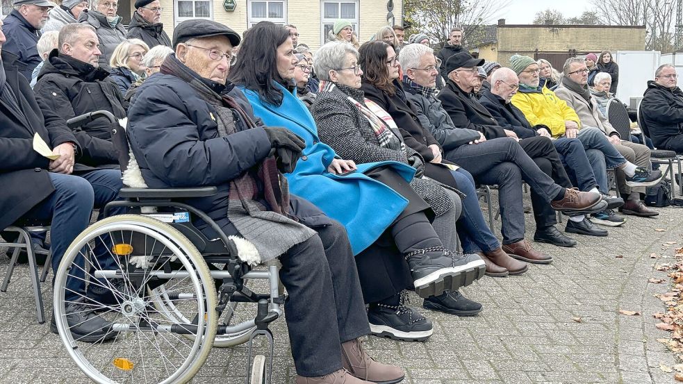 Der Holocaustüberlebende Albrecht Weinberg (vorne) neben der CDU-Bundestagsabgeordneten Gitta Connemann und seiner Partnerin Gerda Dänekas. Fotos: Zein