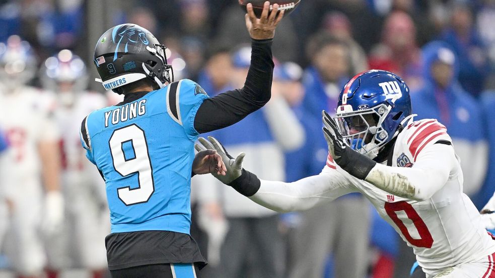 Panthers-Quarterback Bryce Young mit einem Passversuch. Foto: Sven Hoppe/dpa