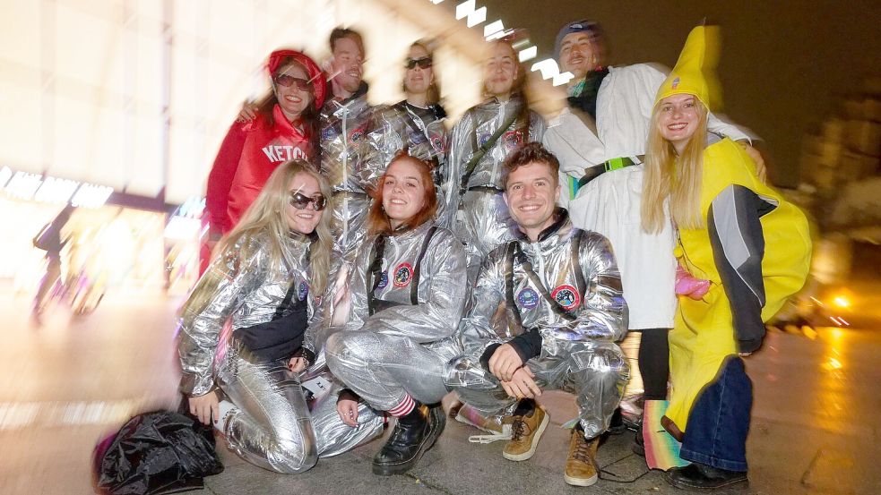 Besonders weit gereist: Für diese Jecken aus Freiburg begann die Reise in den Karneval bereits vor Stunden. Foto: Henning Kaiser/dpa