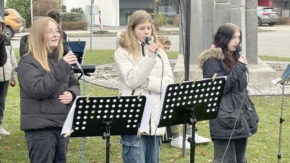 Diese drei Schülerinnen des Schulzentrums Collhusen sangen das israelische Volkslied „Hevenu Shalom Aleichem“ . Foto: Zein