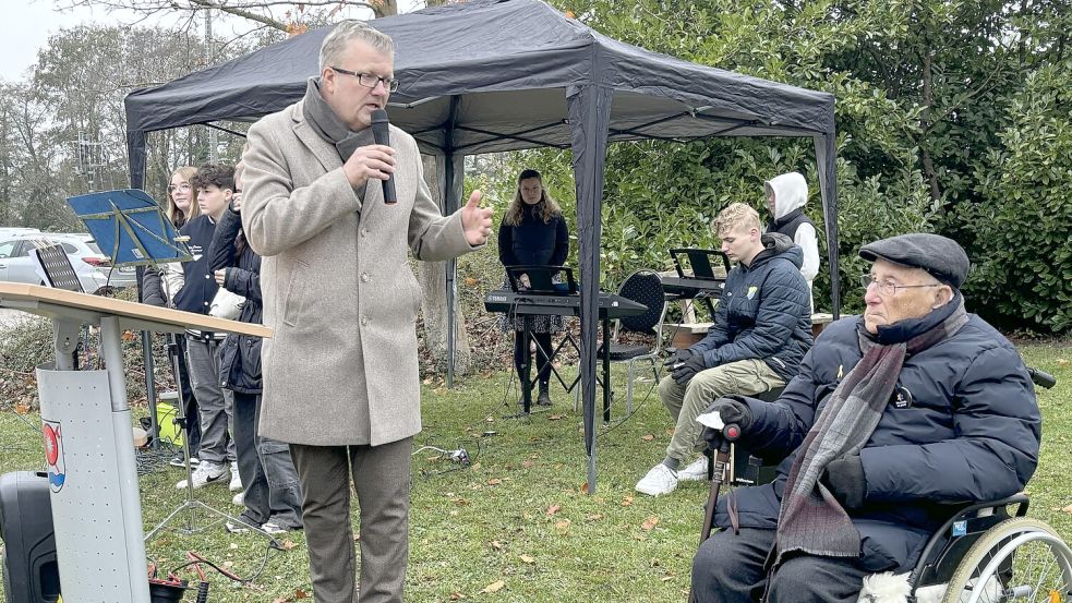 Westoverledingens Bürgermeister Theo Douwes (links) und der Holocaustüberlebende Albrecht Weinberg. Foto: Zein