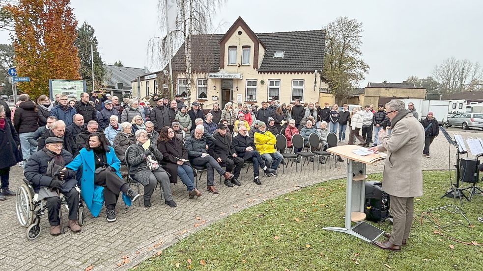 Rund 100 Gäste waren zur Gedenkfeier nach Ihrhove gekommen. Foto: Zein