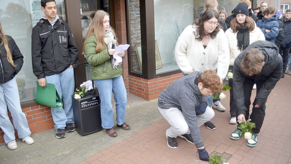 In Rhauderfehn legten Schüler Rosen auf den Stolpersteinen nieder. Foto: Weers