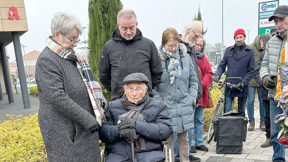 Albrecht Weinberg mit seiner Partnerin Gerda Dänekas bei der Gedenkfeier in Rhauderfehn. Foto: privat