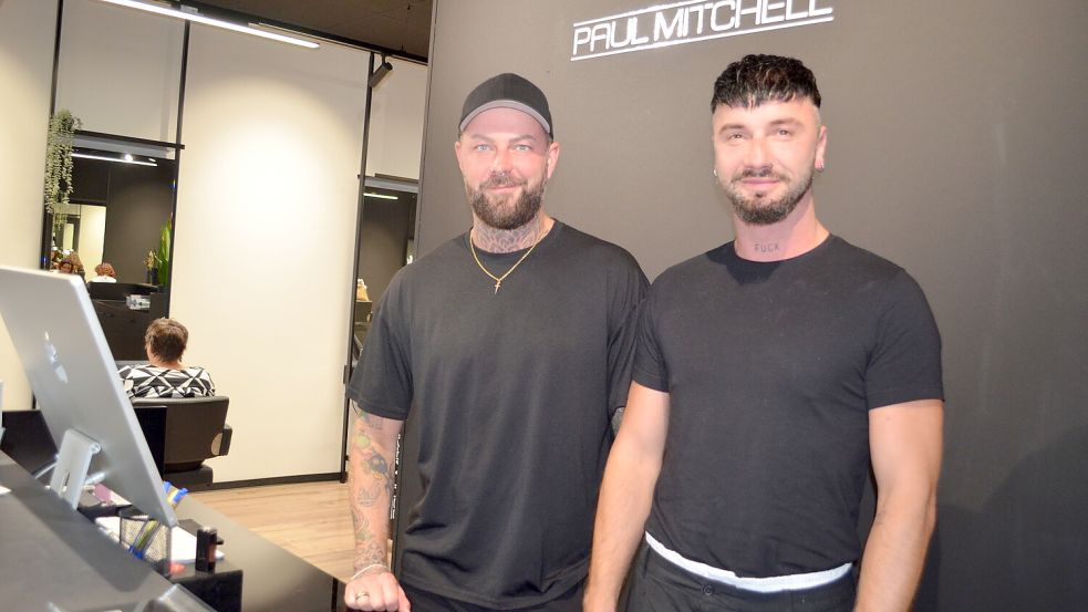 Mike Niemeyer (links) und Matthias Digilio betreiben in Ramsloh seit 2011 gemeinsam den Friseursalon Hair Club. Einen zweiten, gleichnamigen Salon haben die Saterländer in Papenburg. Foto: Fertig