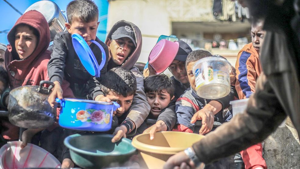 Kinder im Gazastreifen erhalten Lebensmittel. (Archivbild) Foto: Mohammed Talatene/dpa