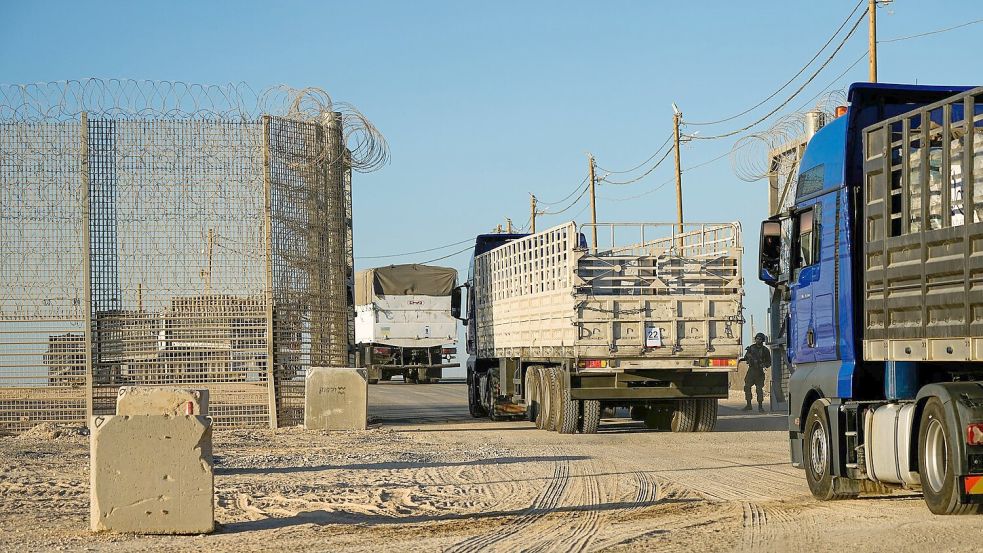 Lastwagen mit Hilfsgütern überqueren Grenzübergang in den Gazastreifen (Archivbild) Foto: Tsafrir Abayov/AP/dpa