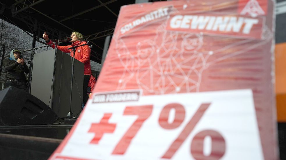 IG-Metall-Chefin Benner spricht während einer Kundgebung in Hamburg. Foto: Marcus Brandt/dpa