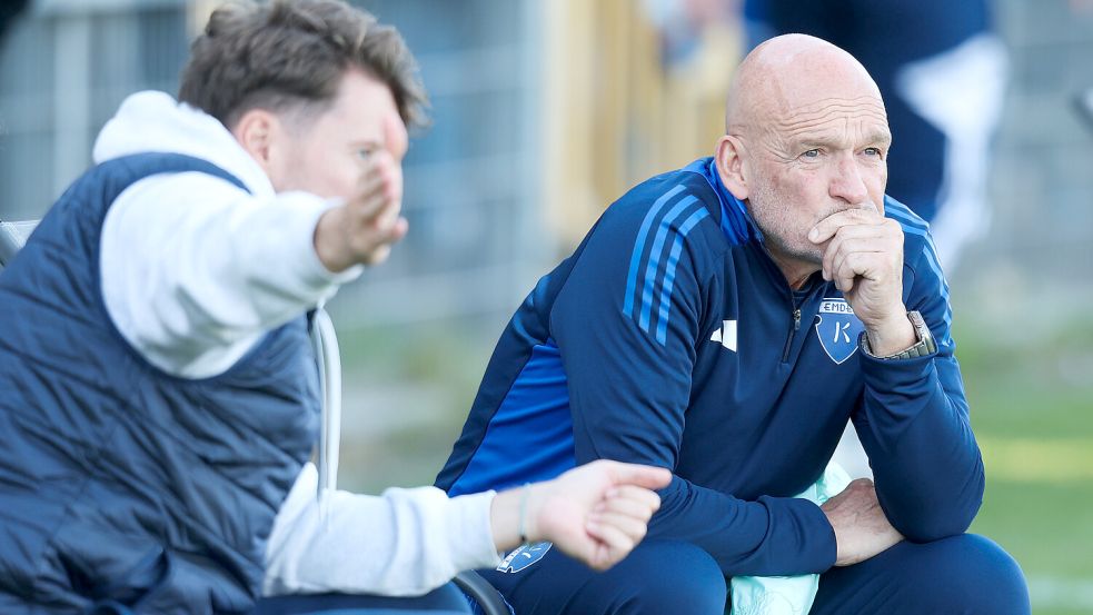 Kickers Emden kann mit dem bisherigen Saisonverlauf zufrieden sein. Henning Rießelmann diskutiert mit Trainer Stefan Emmerling. Foto: Doden/Emden