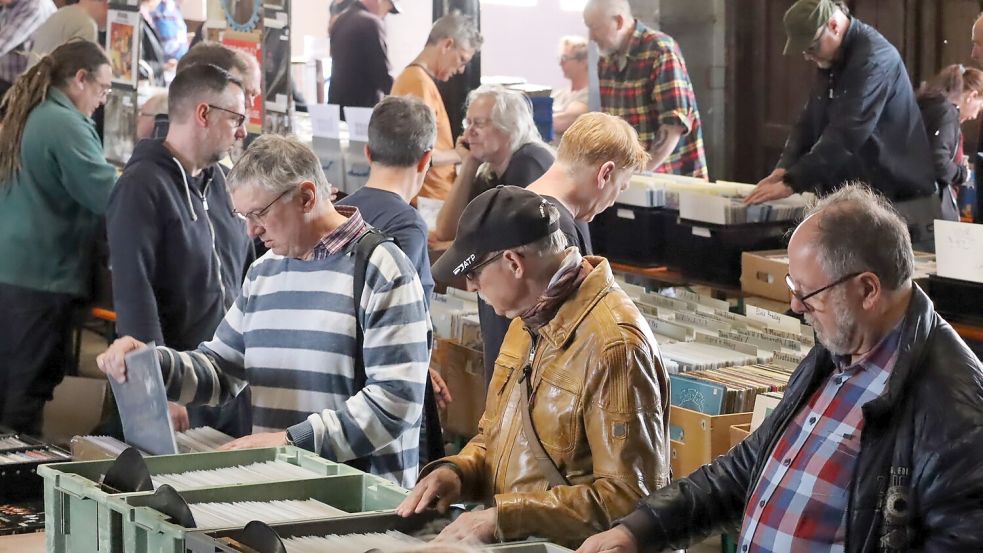 Zahlreiche Besucher kommen zu den Plattenbörsen im Leeraner Zollhaus. Foto: F. Ammermann