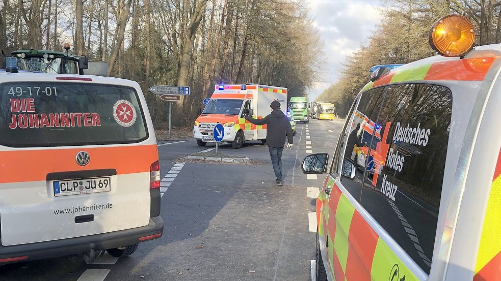 Die Johanniter mussten am 8. Januar 2024 ausrücken, um dem auf einer Bauerndemo verletzten Barßeler zu helfen. Archivfotos: Bastian Kosel/Johanniter