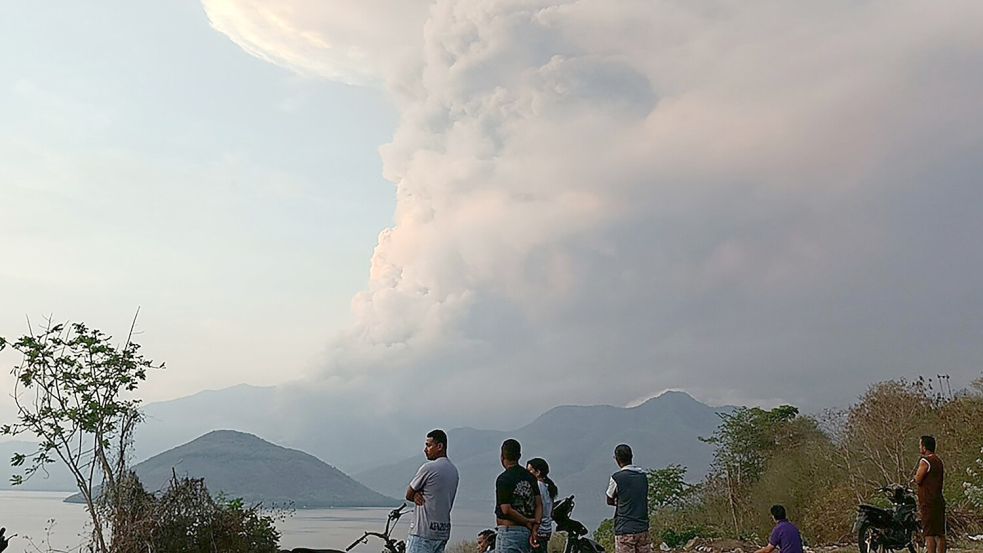 Über dem Vulkan liegt eine riesige Aschewolke in der Luft. Foto: -/AP/dpa