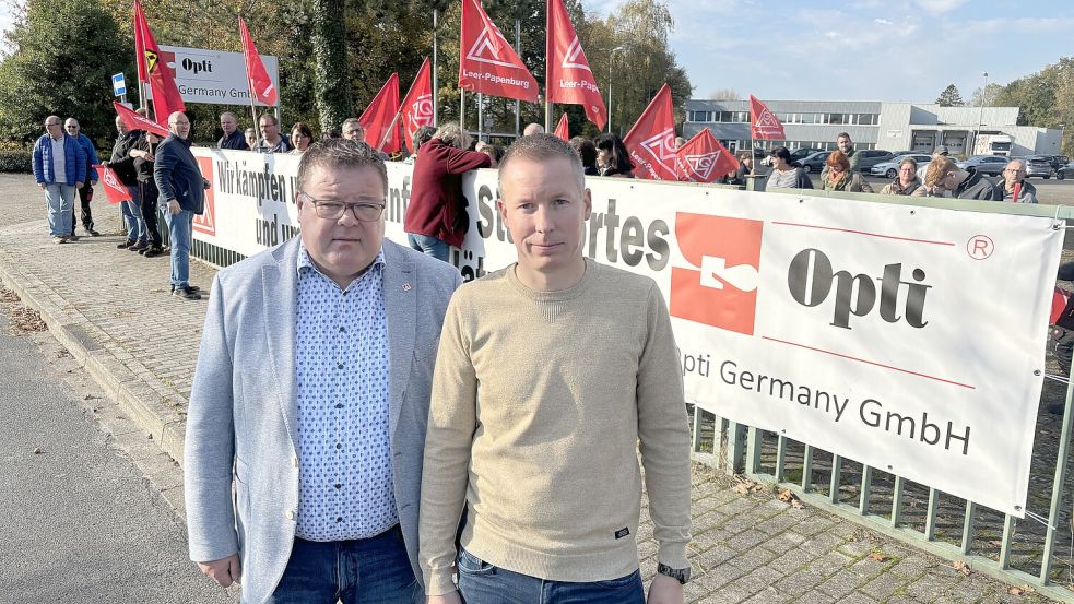 Thomas Gelder, 1. Bevollmächtigter der IG Metall (links), und Marcel Taubert, Betriebsratsvorsitzender bei Opti, bei einer Kundgebung vor dem Opti-Werk in Rhauderfehn im Oktober dieses Jahres. Archivfoto: Zein