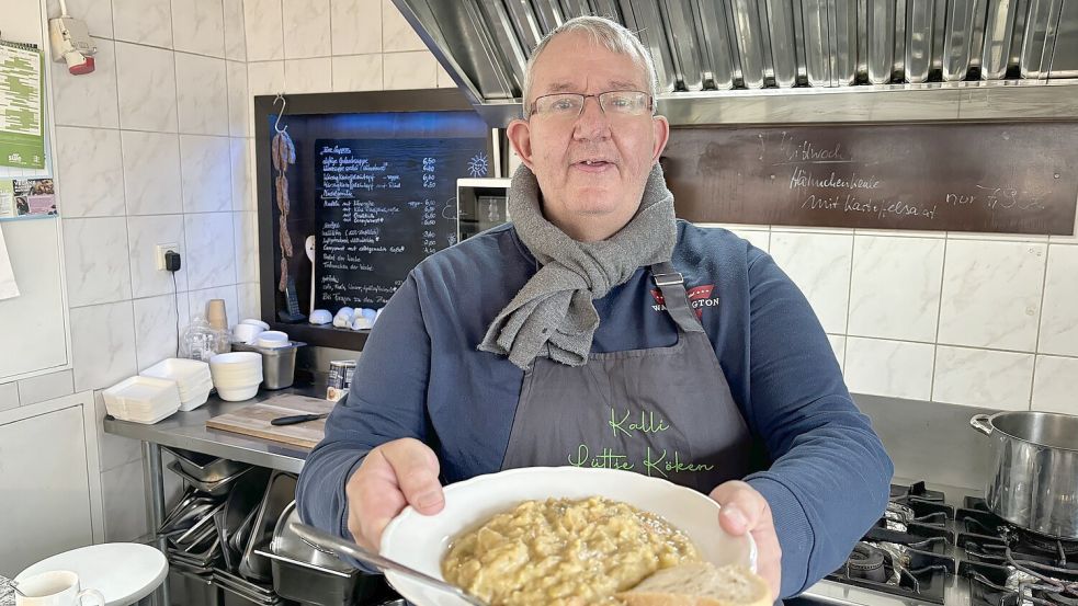 Karl – Kalli – Smidt überreicht mir seinen Wirsing-Kartoffel-Eintopf, das vegetarische Gericht der Woche in seiner „Lüttje Köken“. Fotos: Hanssen