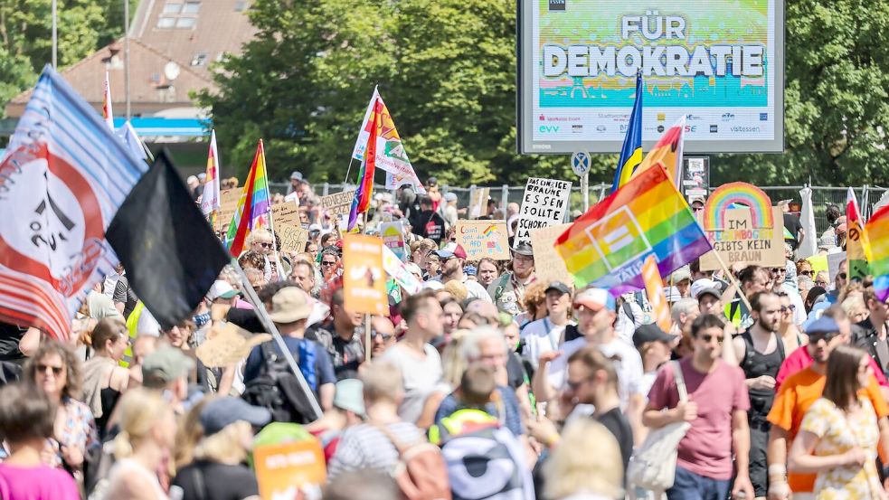 Demonstranten halten bei einer Kundgebung gegen den AfD-Bundesparteitag in Essen eine Tafel mit der Aufschrift „Für Demokratie“ hoch. (Archivbild) Foto: dpa