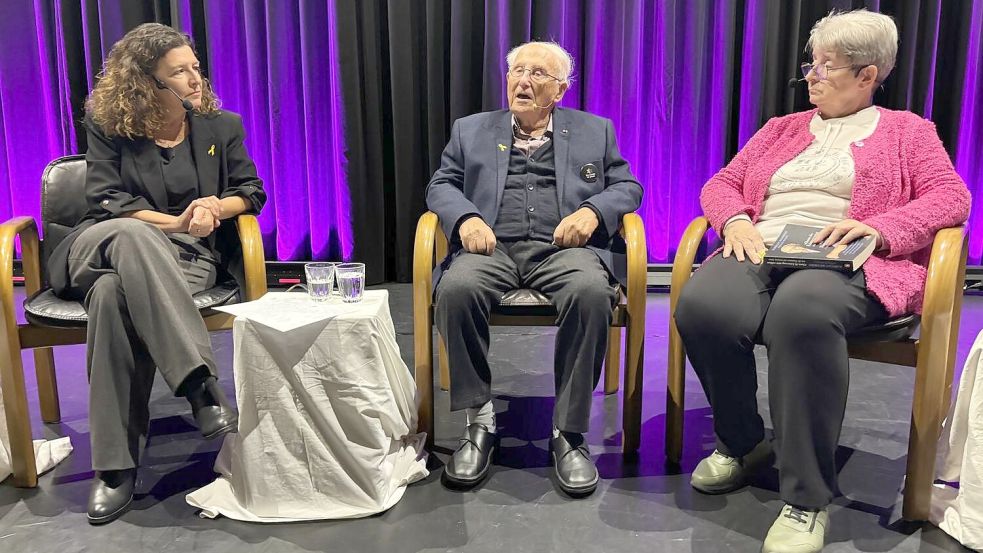 Sandra Witte (von links) von der Botschaft des Staates Israel in Berlin im Gespräch mit dem Holocaust-Überlebenden Albrecht Weinberg und seiner ständigen Begleiterin Gerda Dänekas. Foto: Botschaft des Staates Israel