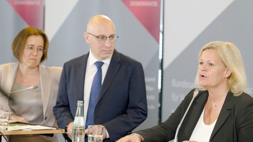 Sinan Selen und Silke Willems - hier bei einem Besuch von Bundesinnenministerin Nancy Faeser (SPD) beim Bundesamt für Verfassungsschutz im Sommer - sind Vizepräsidenten des Inlandsgeheimdienstes. Sie sollen die Behörde nun übergangsweise gemeinsam leiten. (Archivbild) Foto: Henning Kaiser/dpa