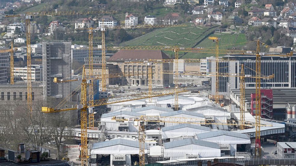 Die Stadt Stuttgart möchte frei werdende Bahnflächen rund um den Stuttgarter Hauptbahnhof für den Wohnungsbau nutzen - eine Gesetzesänderung erschwert das. (Archivbild) Foto: Marijan Murat/dpa