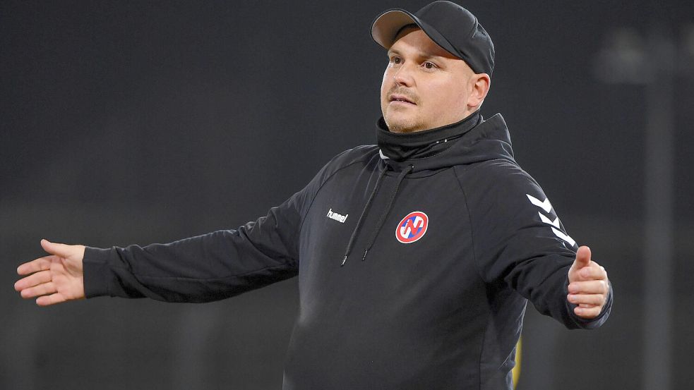 Nicht mehr Trainer von Eintracht Norderstedt: Jean-Pierre Richter bei seinem letzten Einsatz in Oldenburg. Foto: imago/nordphoto