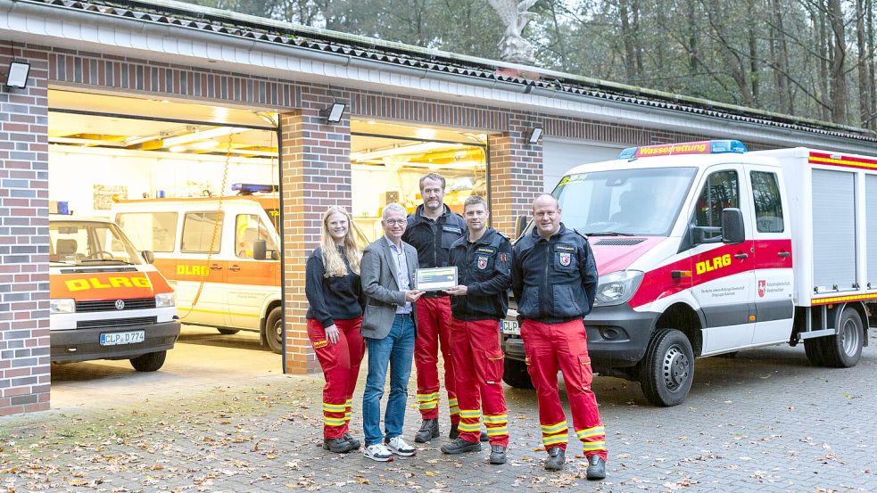 Geschäftsführer Stefan Nestler von Waskönig+Walter machte sich vor Ort beim DLRG Saterland ein Bild von der neuen App zur Einsatzkräftsplanung (von links): Franziska Ewen (Leiterin Ausbildung DLRG Saterland), Stefan Nestler (Waskönig+Walter), Thomas Pekeler (Leiter Einsatz DLRG Barßel), Christian Rumkamp (1. Vorsitzender DLRG Saterland) und Michael Dettmers (Leiter Einsatz DLRG Saterland). Foto: Waskönig+Walter.