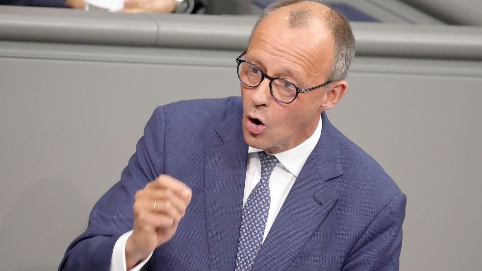 Oppositionsführer und Unions-Kanzlerkandidat Merz setzt in seiner Rede im Bundestag auf Attacke. Foto: Kay Nietfeld/dpa