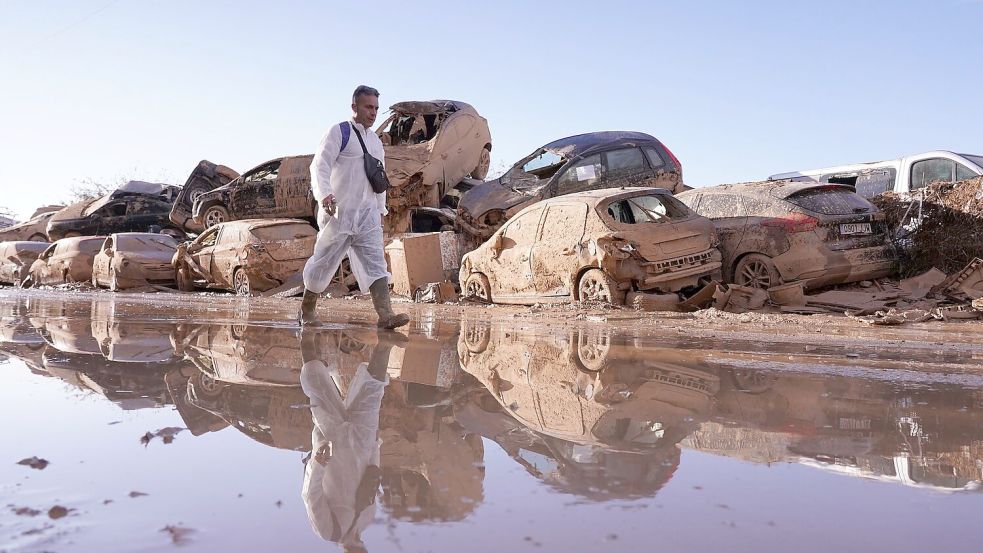 Auch zwei Wochen nach dem Jahrhundert-Unwetter ist kein Ende der Aufräumarbeiten in Sicht. Foto: Alberto Saiz/AP