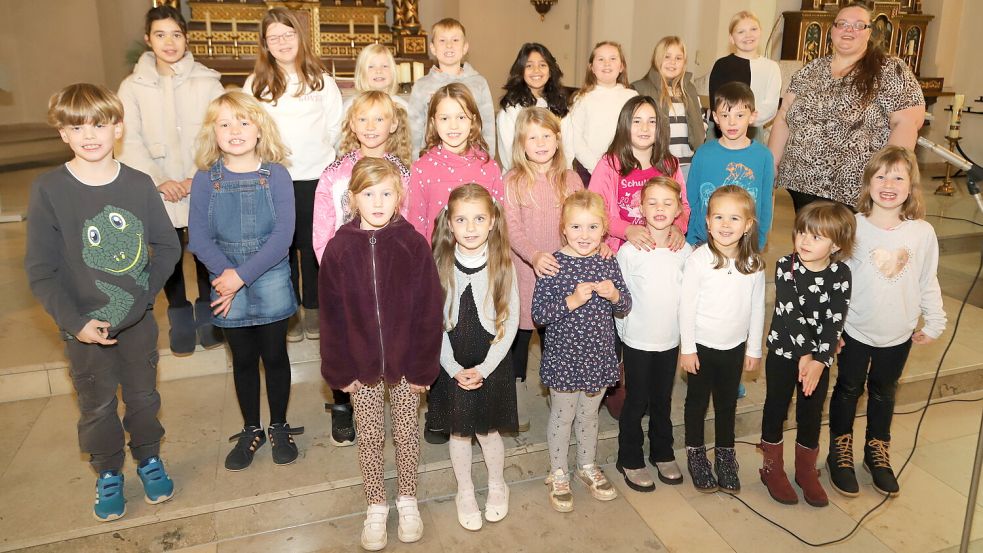 In Barßel hat Paulina Claassen (rechts) den Kinderchor St. Ansgar ins Leben gerufen. Geprobt wird in der Pfarrkirche. Foto: Passmann