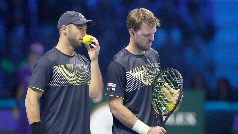 Zum ersten Mal qualifizierte sich das Duo Tim Pütz (l) und Kevin Krawietz (r) gemeinsam für das Tennis-Saisonfinale. Foto: Antonio Calanni/AP/dpa