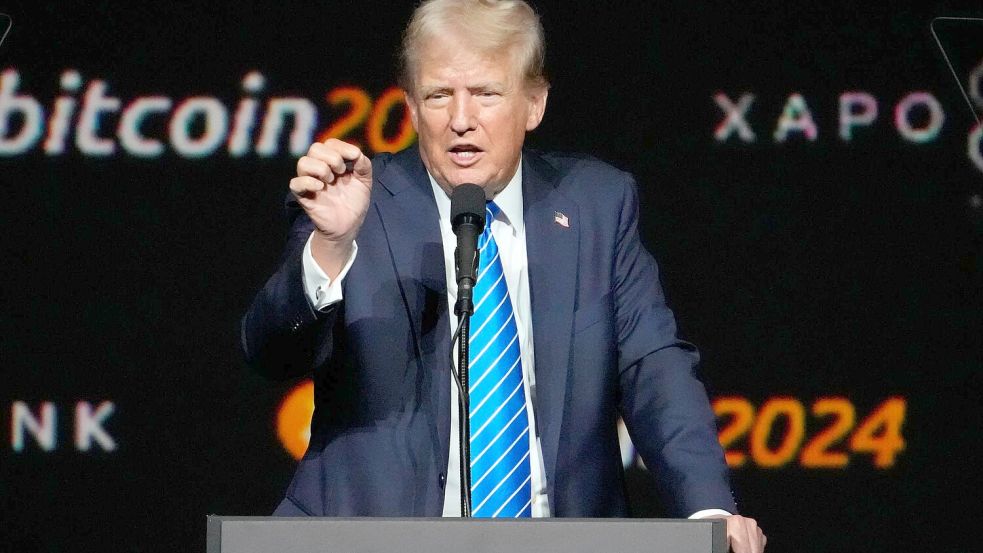 Auf einer großen Bitcoin-Konferenz in Nashville hat Trump verspochen, den Kryptomarkt weitgehend unreguliert zu lassen. (Archivbild) Foto: Mark Humphrey/AP/dpa