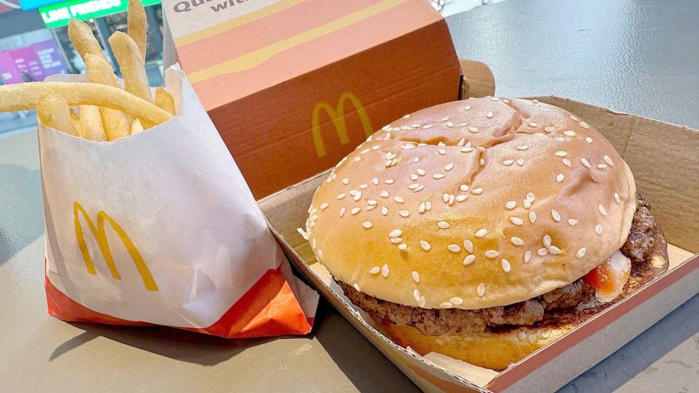 US-Behörden vermuten Zwiebeln in einem bestimmten Burger hinter dem Ausbruch. (Archivbild) Foto: Richard Drew/AP/dpa