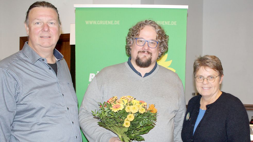 Im Namen ihrer Kreisverbände gratulierten Holger Ziefus, Vorsitzender in Vechta, und Anne Rameil, Vorsitzende in Cloppenburg, dem frisch gekürten Bundestagskandidaten Marius Meyer (Mitte) zu seiner Wahl. Foto: Grüne/Kreisverband Cloppenburg