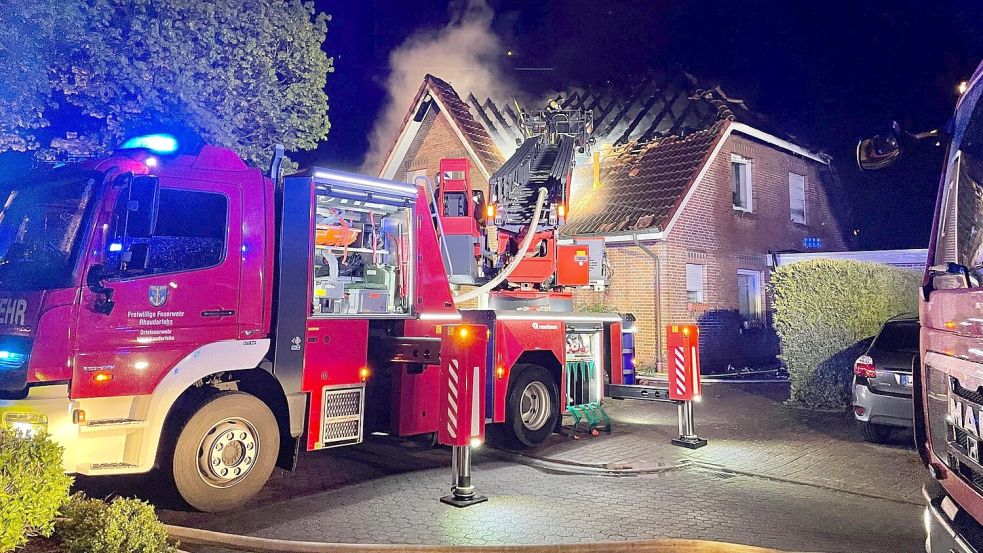 In der Nacht zum 2. Mai 2023 brannte diese Doppelhaushälfte in Rhauderfehn. Das Feuer ist zurzeit Gegenstand eines Prozesses vor dem Landgericht Aurich. Archivfoto: Janßen